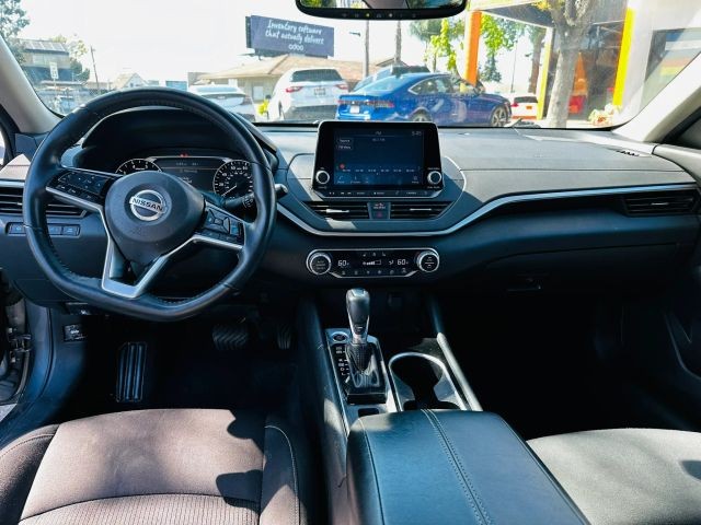 Nissan Altima Vehicle Full-screen Gallery Image 09