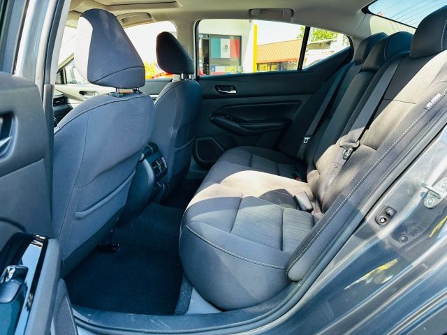 Nissan Altima Vehicle Full-screen Gallery Image 10