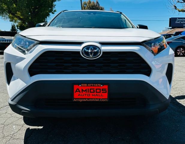 Toyota RAV4 Hybrid Vehicle Full-screen Gallery Image 02