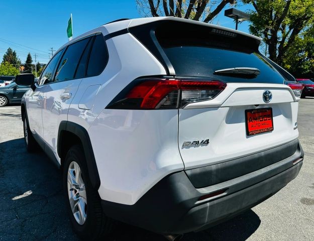 Toyota RAV4 Hybrid Vehicle Full-screen Gallery Image 04