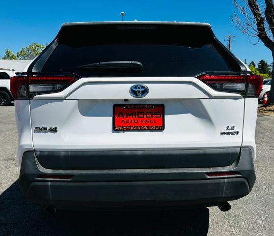 Toyota RAV4 Hybrid Vehicle Full-screen Gallery Image 05