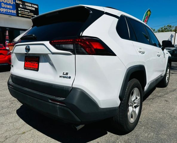 Toyota RAV4 Hybrid Vehicle Full-screen Gallery Image 06