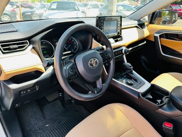 Toyota RAV4 Hybrid Vehicle Full-screen Gallery Image 07