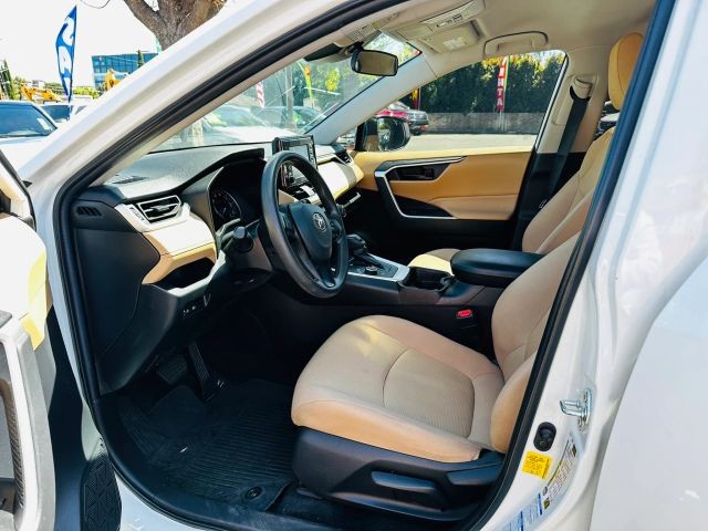 Toyota RAV4 Hybrid Vehicle Full-screen Gallery Image 08