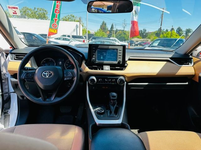 Toyota RAV4 Hybrid Vehicle Full-screen Gallery Image 09