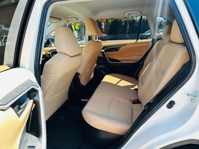 Toyota RAV4 Hybrid Vehicle Full-screen Gallery Image 10