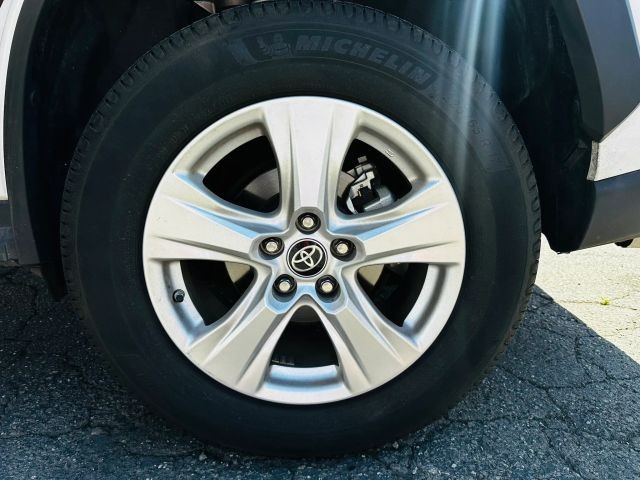 Toyota RAV4 Hybrid Vehicle Full-screen Gallery Image 11