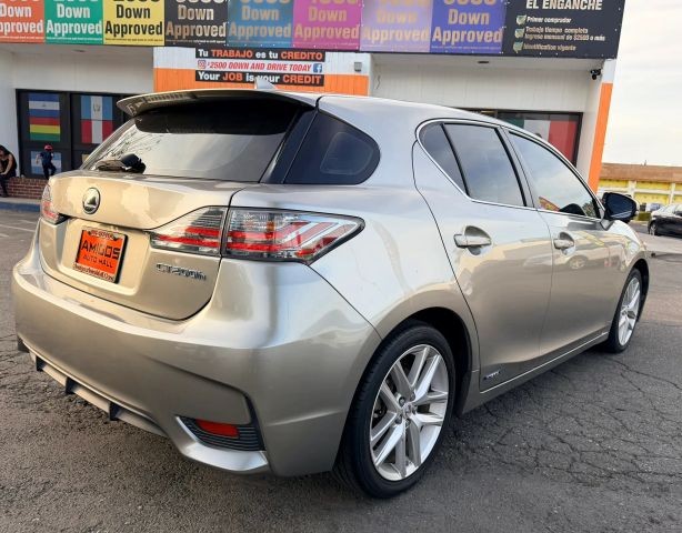 Lexus CT Vehicle Full-screen Gallery Image 06