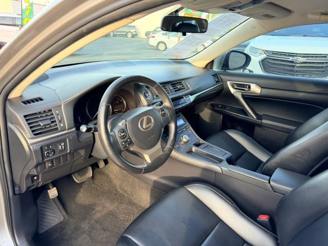 Lexus CT Vehicle Full-screen Gallery Image 07