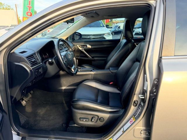 Lexus CT Vehicle Full-screen Gallery Image 08