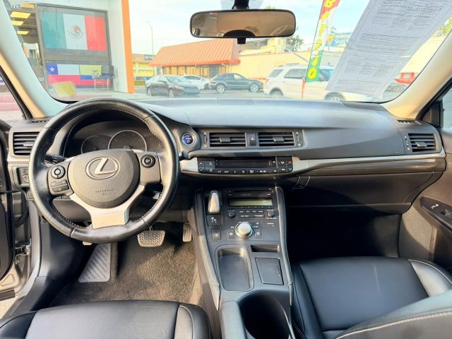 Lexus CT Vehicle Full-screen Gallery Image 09