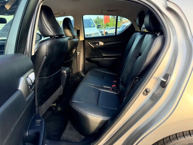 Lexus CT Vehicle Full-screen Gallery Image 10