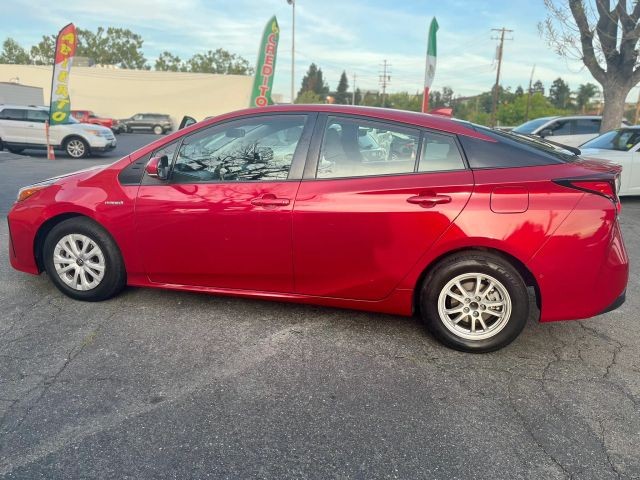 Toyota Prius Vehicle Full-screen Gallery Image 02