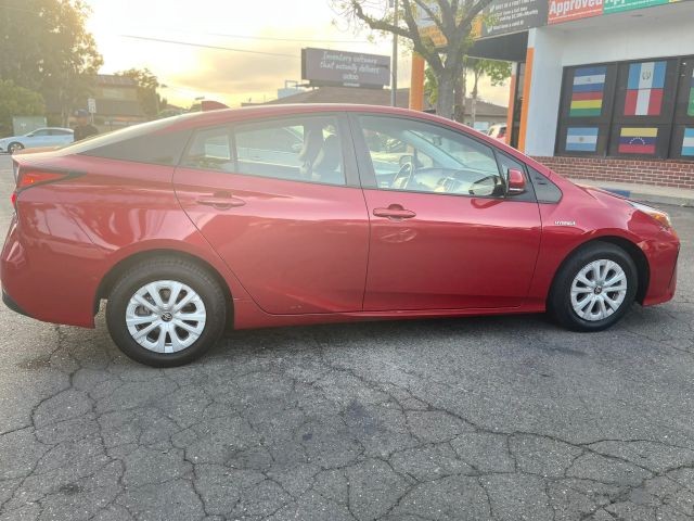 Toyota Prius Vehicle Full-screen Gallery Image 06