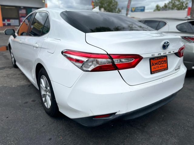 Toyota Camry Hybrid Vehicle Full-screen Gallery Image 03