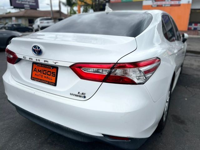 Toyota Camry Hybrid Vehicle Full-screen Gallery Image 05