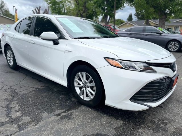 Toyota Camry Hybrid Vehicle Full-screen Gallery Image 06