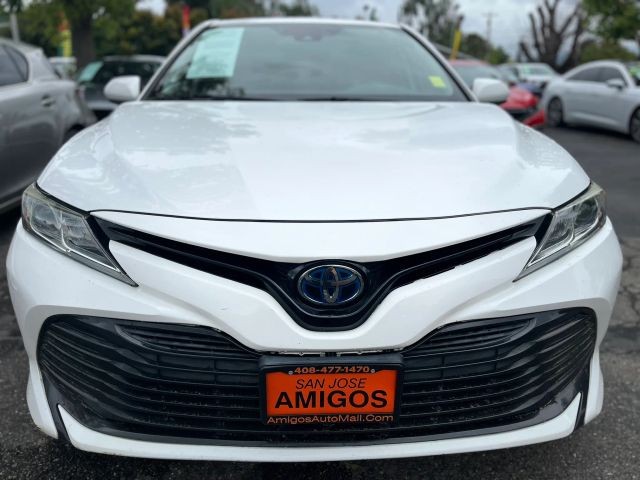 Toyota Camry Hybrid Vehicle Full-screen Gallery Image 07