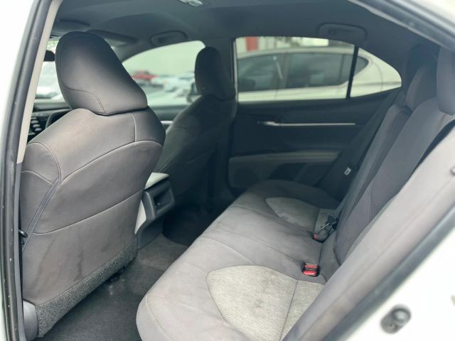 Toyota Camry Hybrid Vehicle Full-screen Gallery Image 08