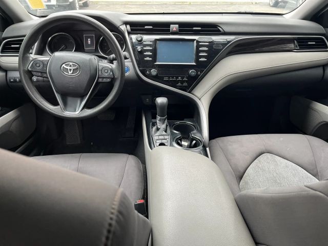 Toyota Camry Hybrid Vehicle Full-screen Gallery Image 09