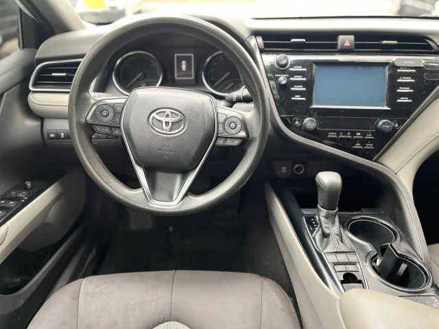 Toyota Camry Hybrid Vehicle Full-screen Gallery Image 10