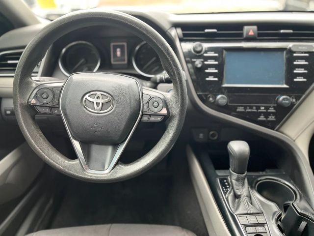 Toyota Camry Hybrid Vehicle Full-screen Gallery Image 11