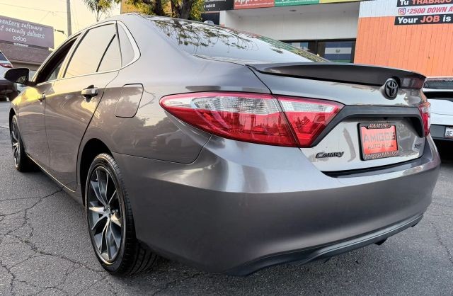 Toyota Camry Vehicle Full-screen Gallery Image 04