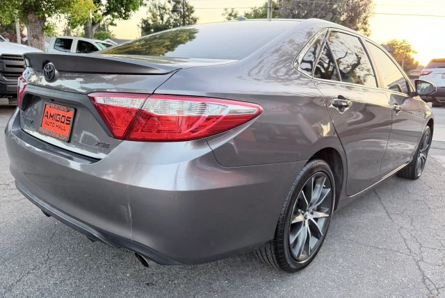 Toyota Camry Vehicle Full-screen Gallery Image 05