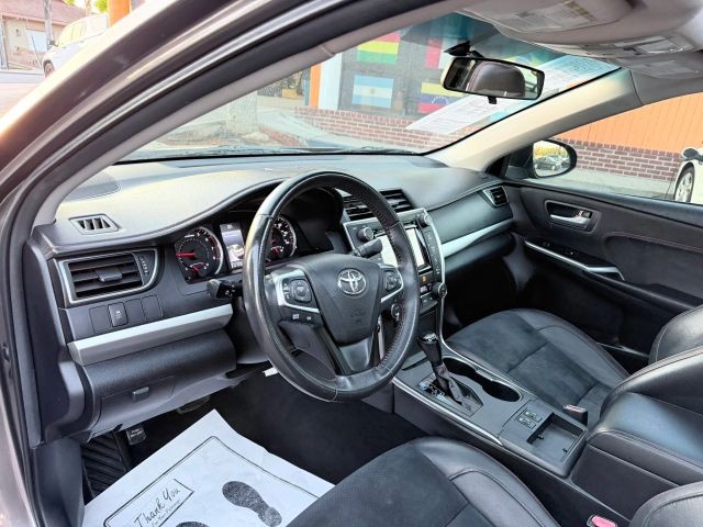 Toyota Camry Vehicle Full-screen Gallery Image 07