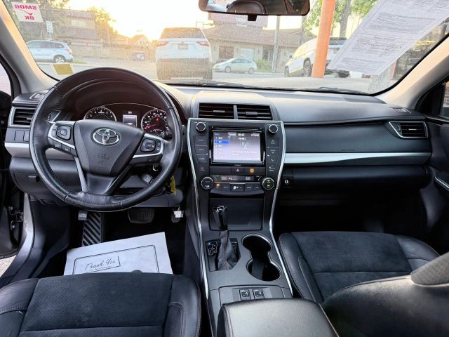 Toyota Camry Vehicle Full-screen Gallery Image 08