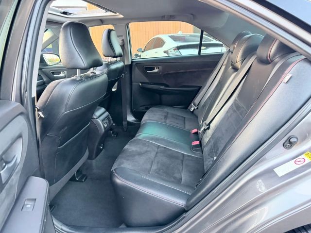 Toyota Camry Vehicle Full-screen Gallery Image 09
