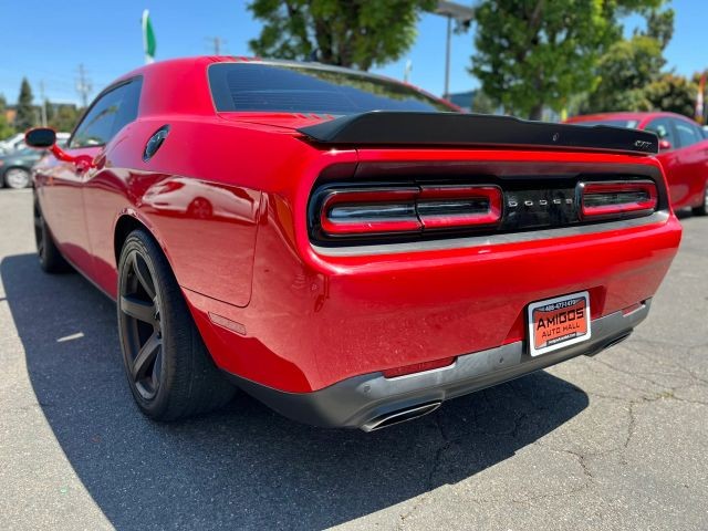 Dodge Challenger Vehicle Full-screen Gallery Image 05