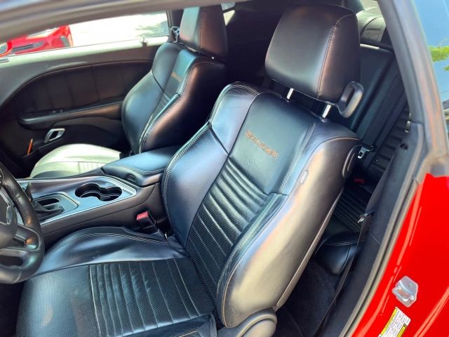 Dodge Challenger Vehicle Full-screen Gallery Image 12