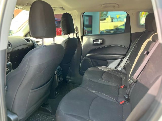 Jeep Compass Vehicle Full-screen Gallery Image 10