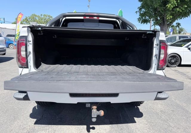 GMC Sierra 150 Vehicle Full-screen Gallery Image 12