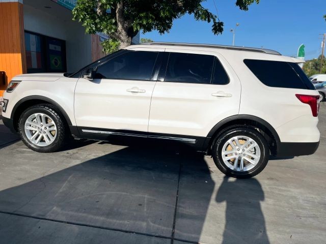 Ford Explorer Vehicle Full-screen Gallery Image 02