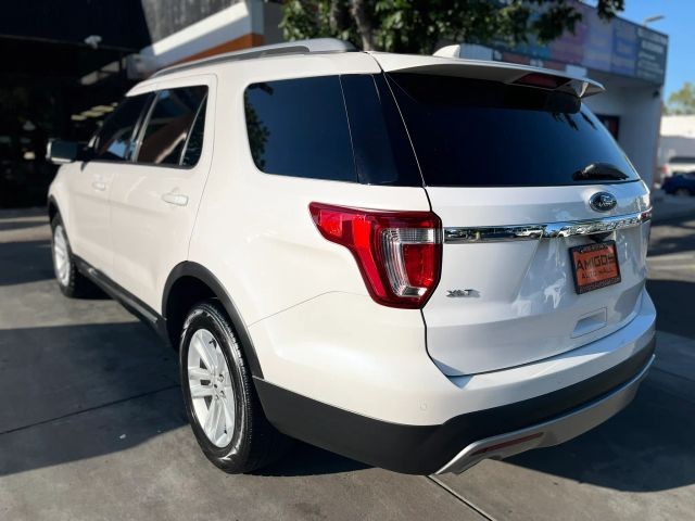 Ford Explorer Vehicle Full-screen Gallery Image 03