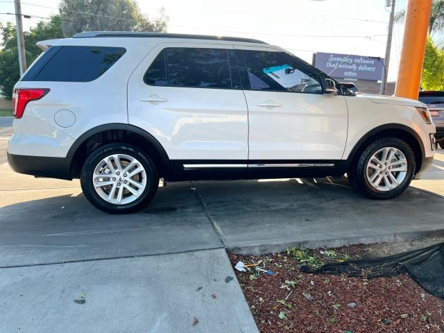 Ford Explorer Vehicle Full-screen Gallery Image 06
