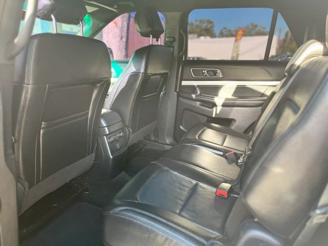 Ford Explorer Vehicle Full-screen Gallery Image 09