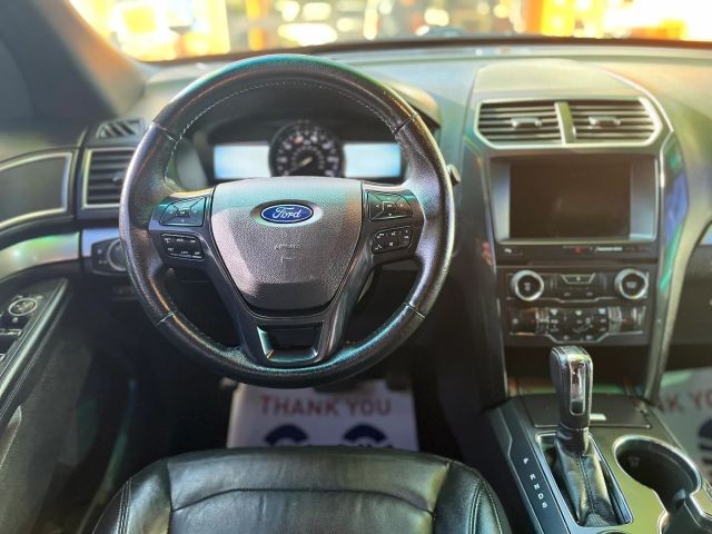 Ford Explorer Vehicle Full-screen Gallery Image 10
