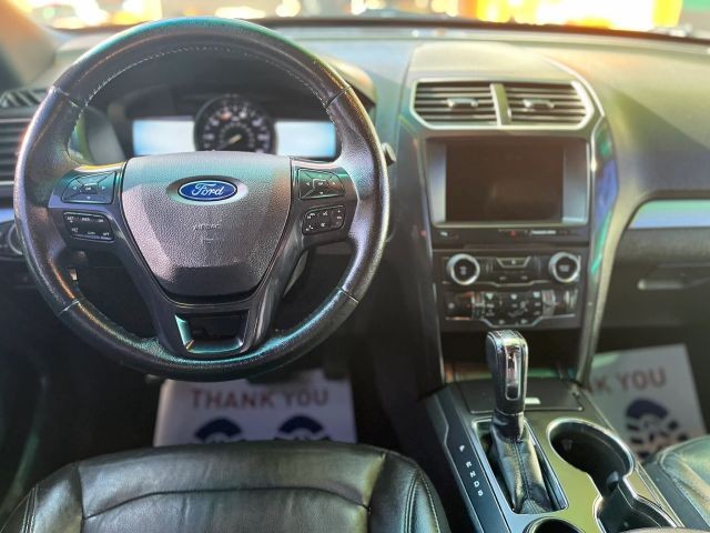 Ford Explorer Vehicle Full-screen Gallery Image 11