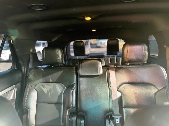 Ford Explorer Vehicle Full-screen Gallery Image 12