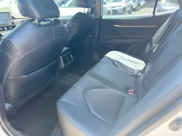 Toyota Camry Vehicle Full-screen Gallery Image 09