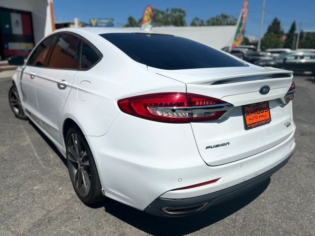 Ford Fusion Vehicle Full-screen Gallery Image 03