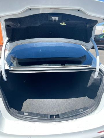 Ford Fusion Vehicle Full-screen Gallery Image 09