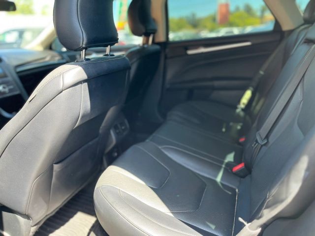 Ford Fusion Vehicle Full-screen Gallery Image 10