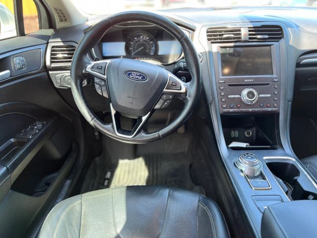 Ford Fusion Vehicle Full-screen Gallery Image 11