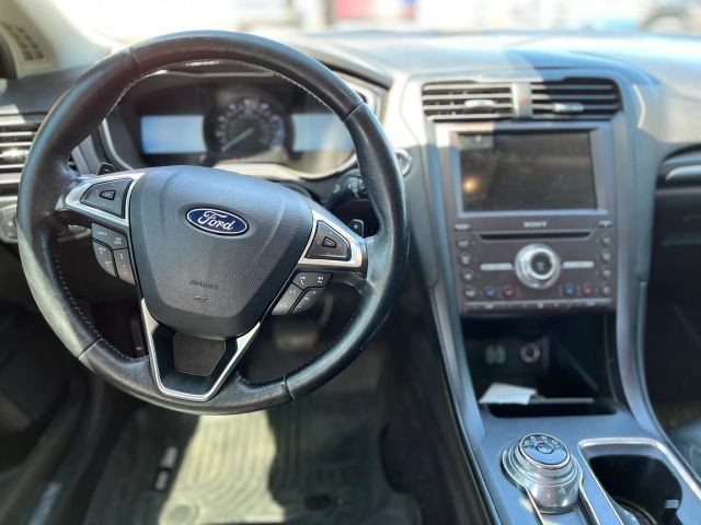 Ford Fusion Vehicle Full-screen Gallery Image 12