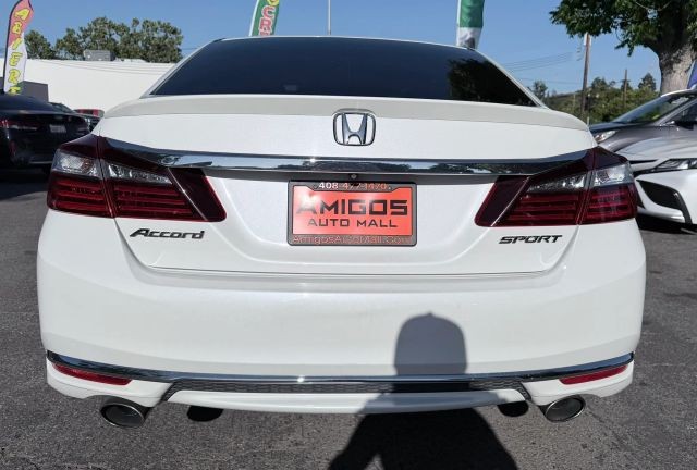Honda Accord Sedan Vehicle Full-screen Gallery Image 05