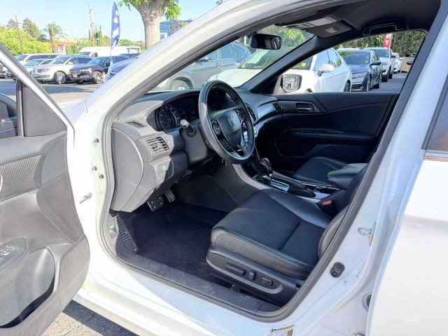 Honda Accord Sedan Vehicle Full-screen Gallery Image 07